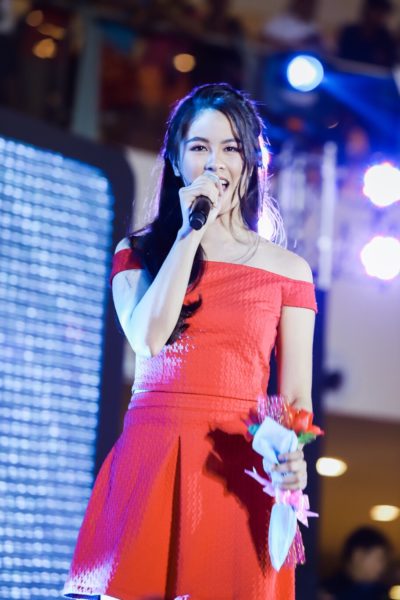 Kisses Delavin spreads good vibes at TriNoma for Vivo V9 mall tour  