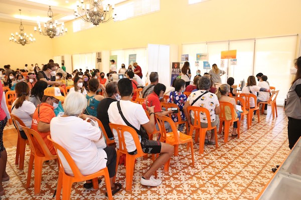 Watsons Helps 450 Families In Las Pinas On Its First Medical Mission!