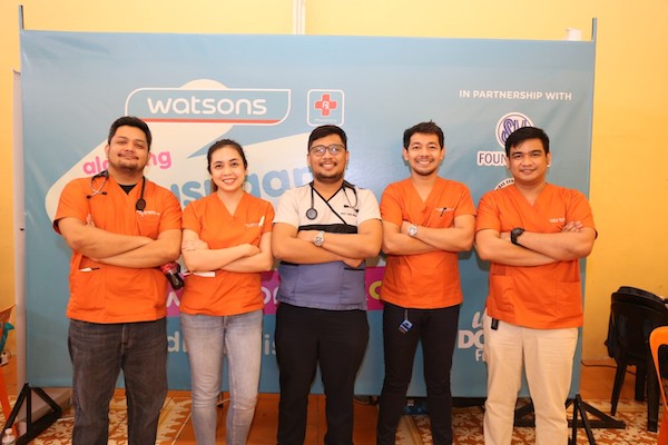 Watsons Helps 450 Families In Las Pinas On Its First Medical Mission!