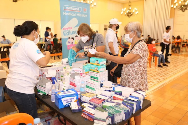 Watsons Helps 450 Families In Las Pinas On Its First Medical Mission!
